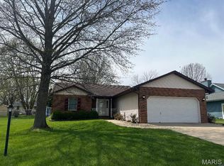 421 Chelsea Ct, Godfrey, IL 62035