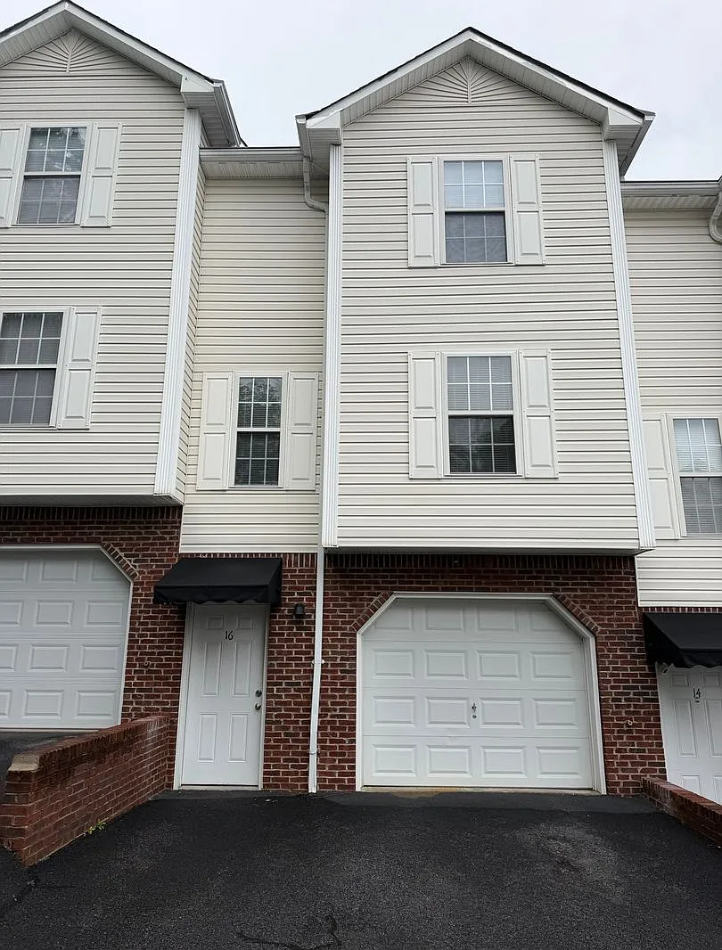 Spacious 2-Bedroom Townhouse with Garage — Photo 1