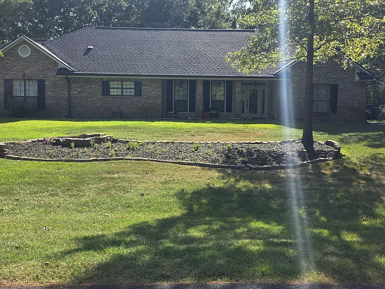 4901 Old Oak Dr — Photo 2