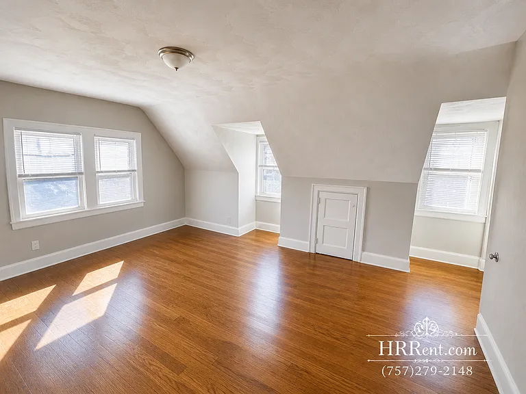 2914 Peronne Ave — Photo 9