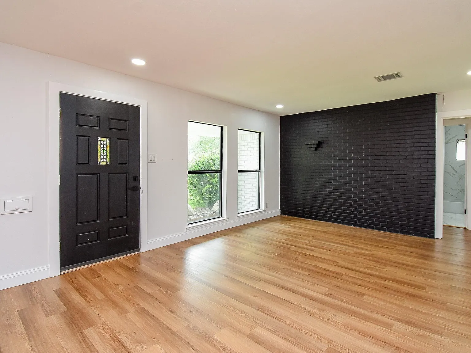 4 bed, 2.0 bath, 2120 sqft, $2,850 — Photo 3