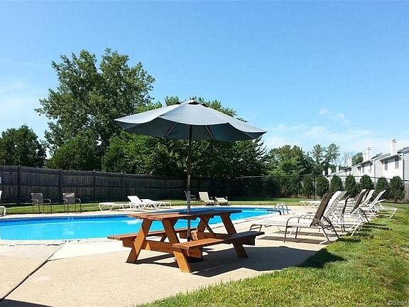 Picnic by the poolside!