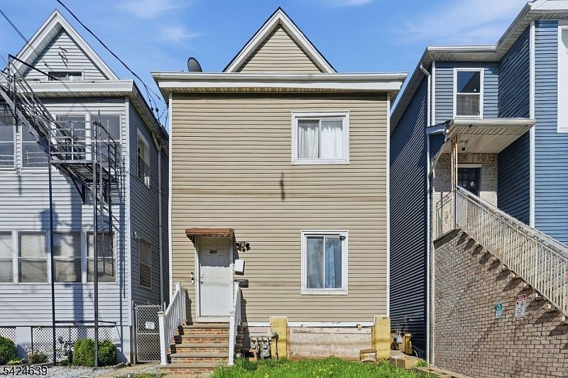 1st image of 521 Maple Ave