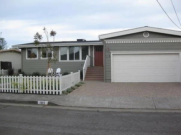 105 Harbor Dr photo 1