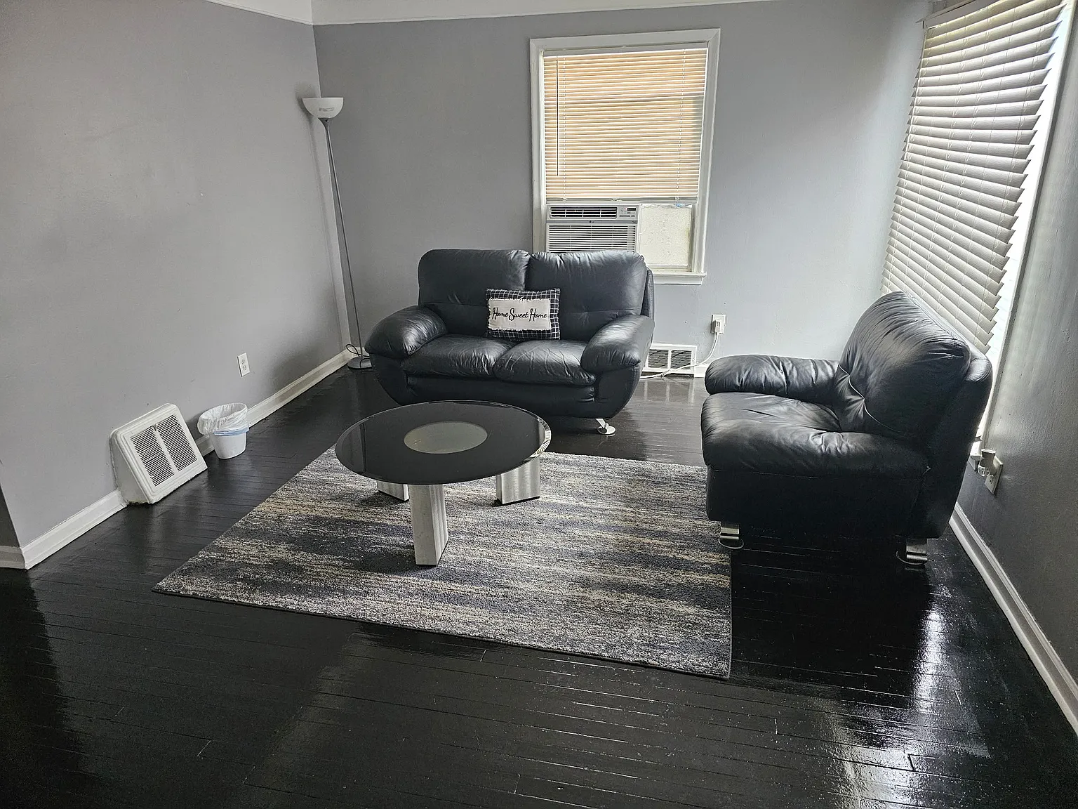 3 bed, 1.5 bath, 807 sqft, $2,450 — Photo 2