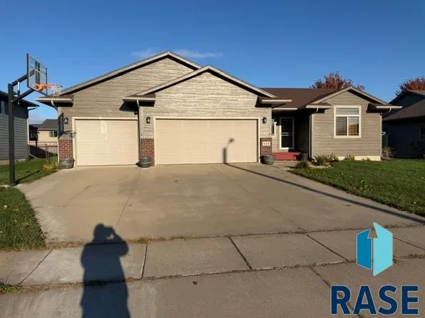 904 Honeysuckle Dr, Harrisburg, SD 57032