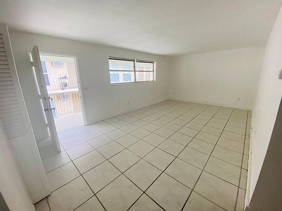 3rd image of 948 Biarritz Dr #5