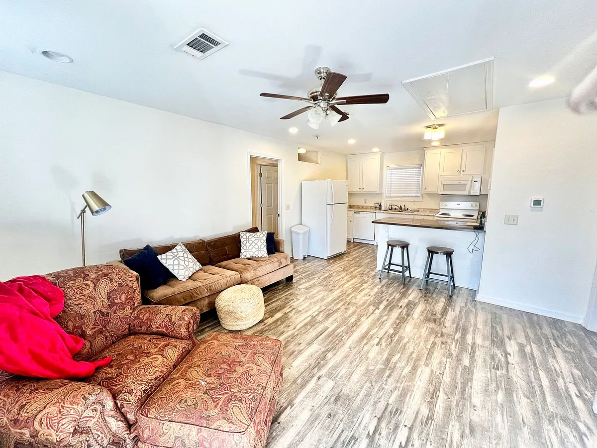 Building Photo - 302B Corman Ave