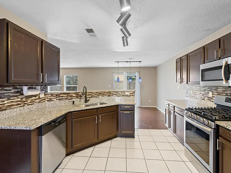 12428 Rainier Way NE — Photo 10