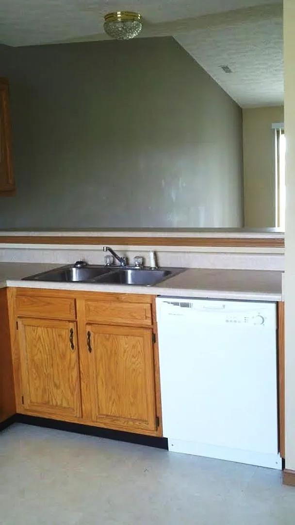 Spacious 3-Bedroom, 2-Bathroom Duplex with 2-Car Garage! — Photo 3