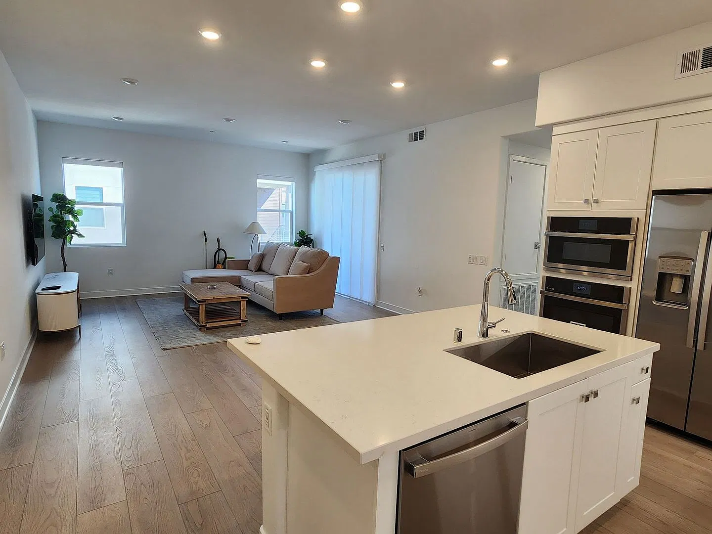Beautiful Townhouse in Irvine! — Photo 2