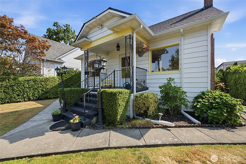 2nd image of 1515 Lombard Avenue