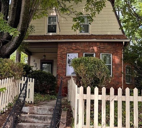 3rd image of 2027 E Elm Street