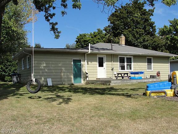 3rd image of 1001 Oakwood Dr