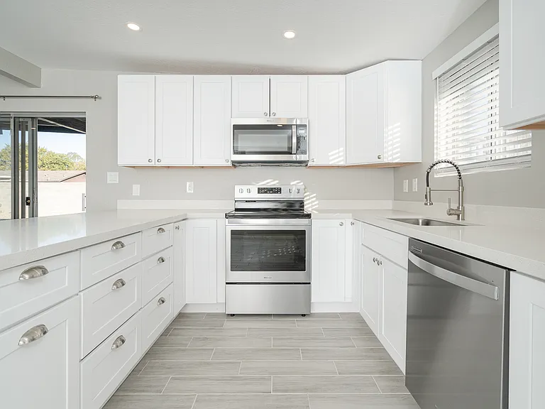 5010 W Beverly Ln — Photo 7