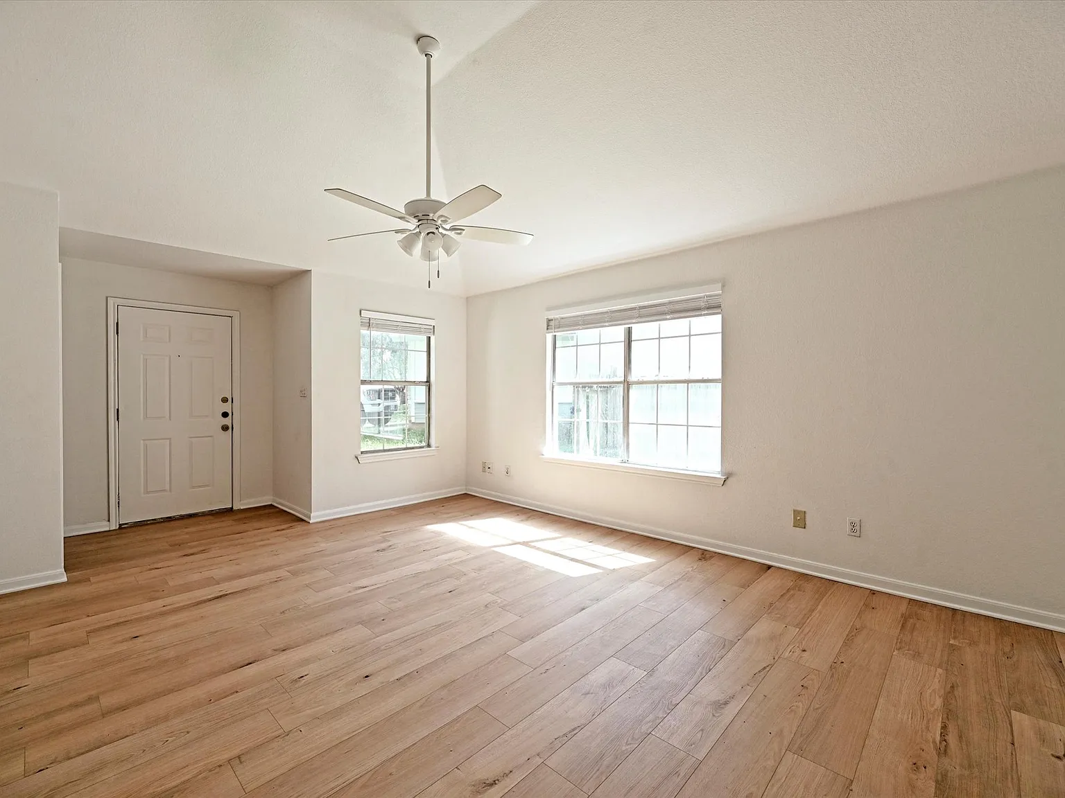 3 bed, 1310 sqft, $1,750 — Photo 3