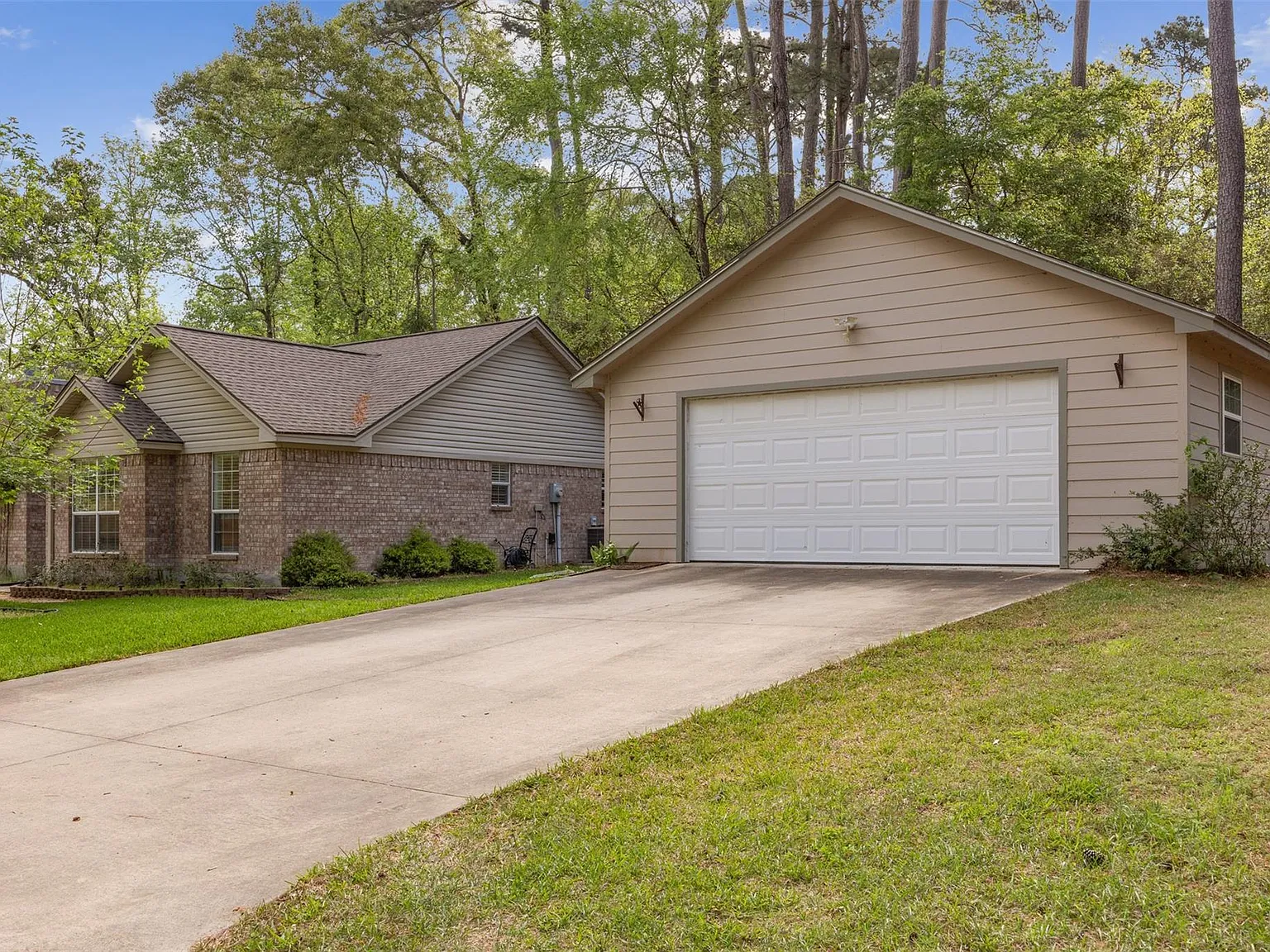 3 bed, 2.0 bath, 1353 sqft, $1,850 — Photo 2