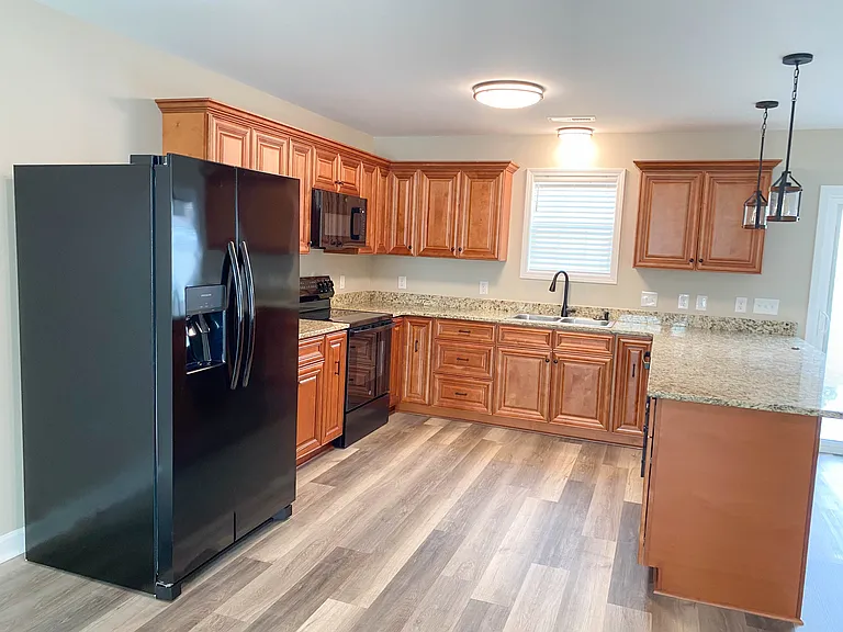 805 E Main St — Photo 2