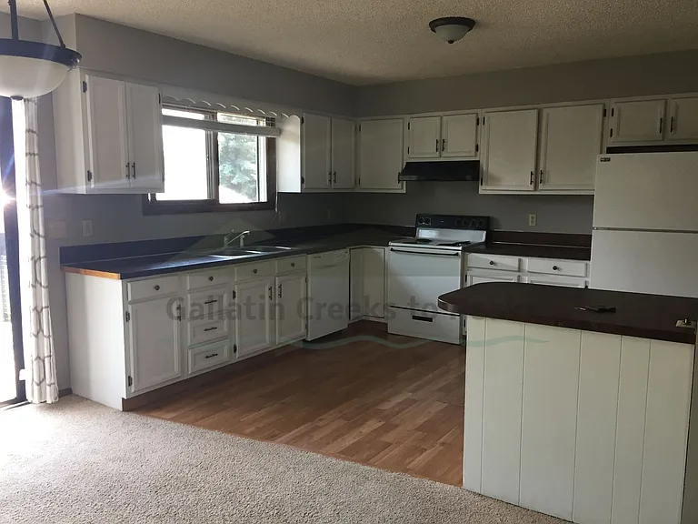 410 Henderson St — Photo 18