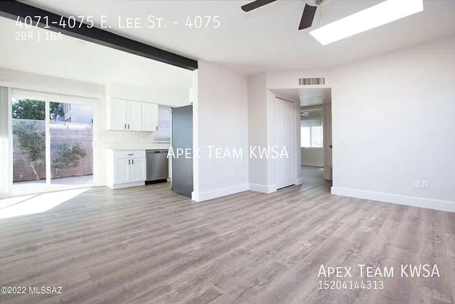 $1095- Nicely Updated 2 Bed | 1 Bath Unit in Mid-Town! — Photo 2