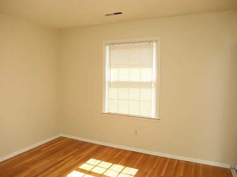 Hessian Hills Apts — Photo 9