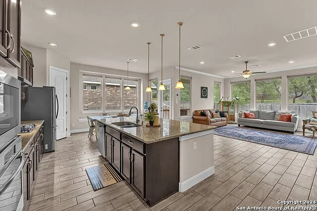 5 bed, 4.0 bath, 2940 sqft, $2,840 — Photo 2