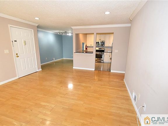 3rd image of 326 Bromley Pl #326