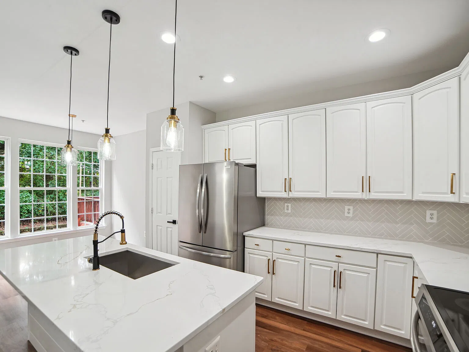 3 bed, 2040 sqft, $3,200 — Photo 4