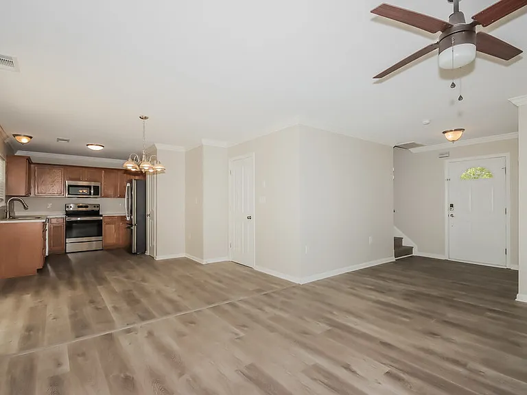 142 Hampshire Dr — Photo 2