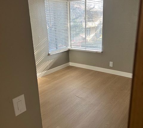 4th image of 677 Balfour Dr