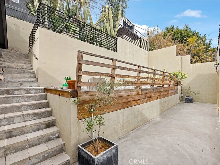 2211 Hyperion Ave — Photo 17