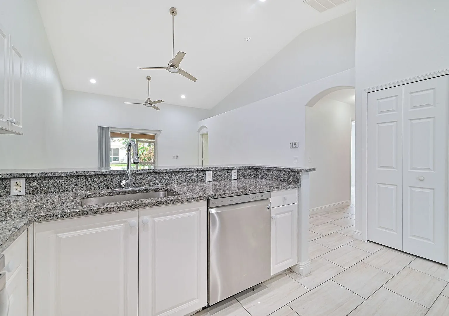 ** Rarely Available ~ 3/2 Duplex W/ 2 Car Garage ~ Updated ** — Photo 4