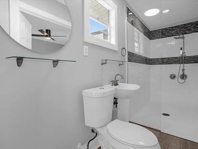 Page Ave — Photo 8