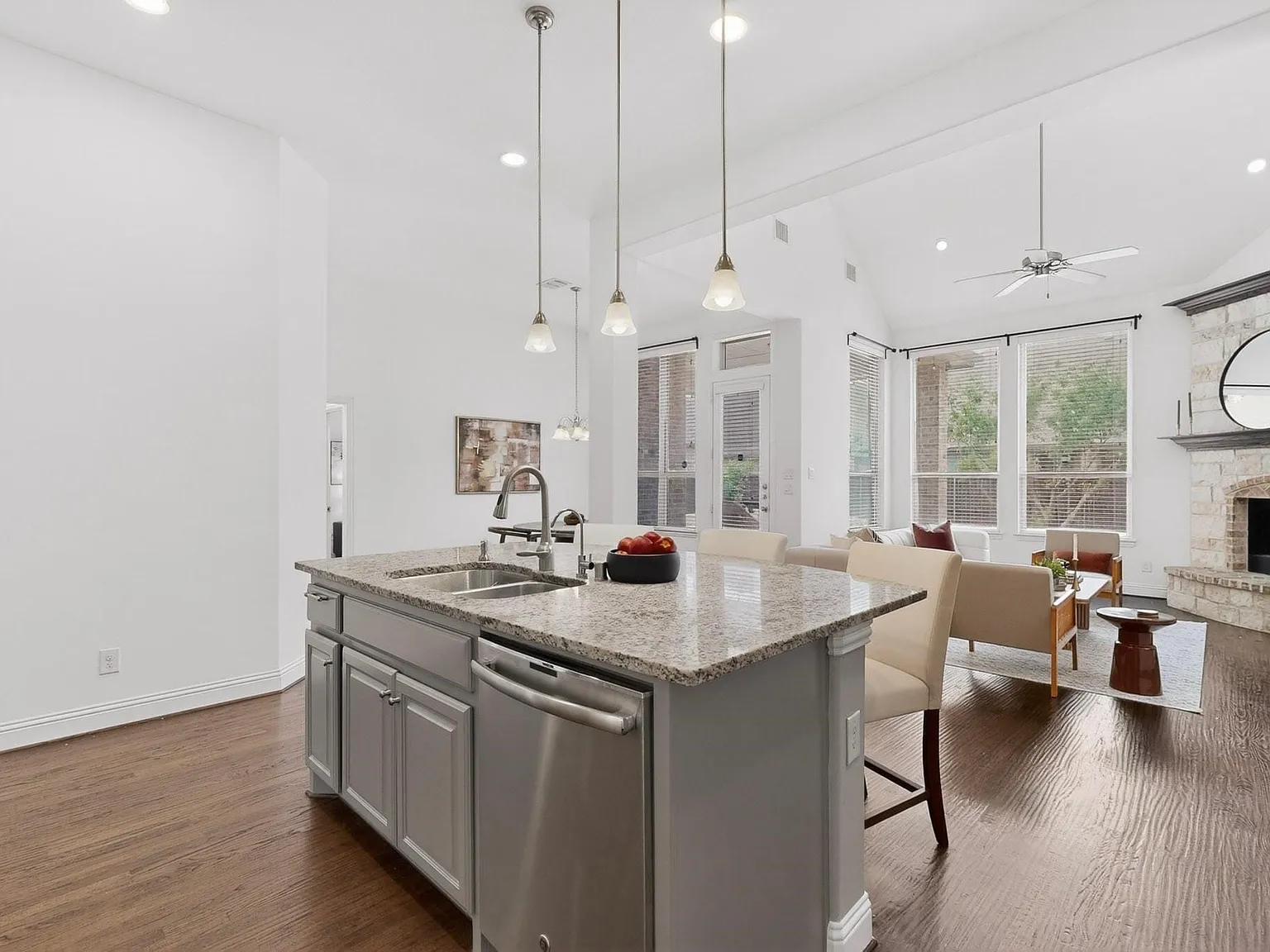 4 bed, 3.5 bath, 3204 sqft, $3,850 — Photo 3