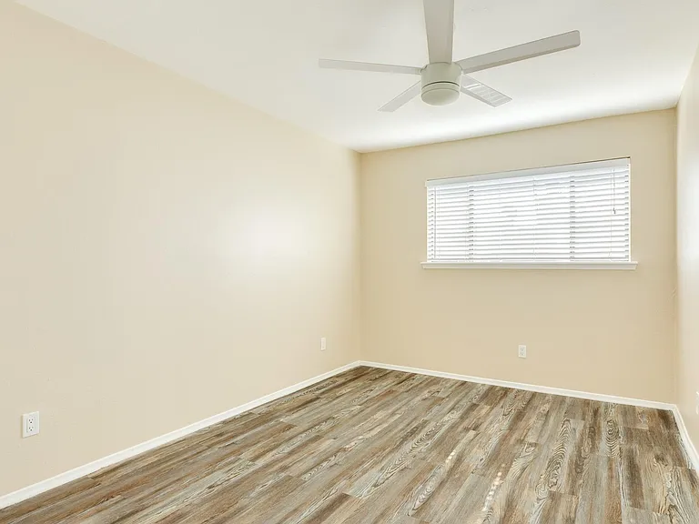 7140 N Holiday Dr — Photo 22