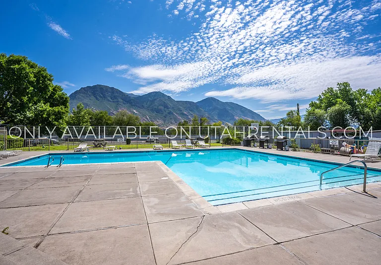 1660 Willowbrook Dr — Photo 1