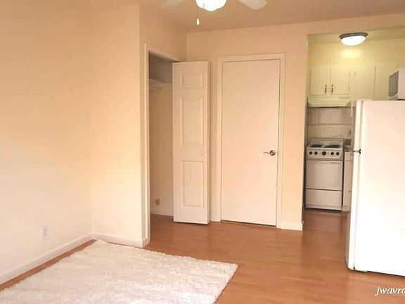 4th image of 1915 Greenwich St #9