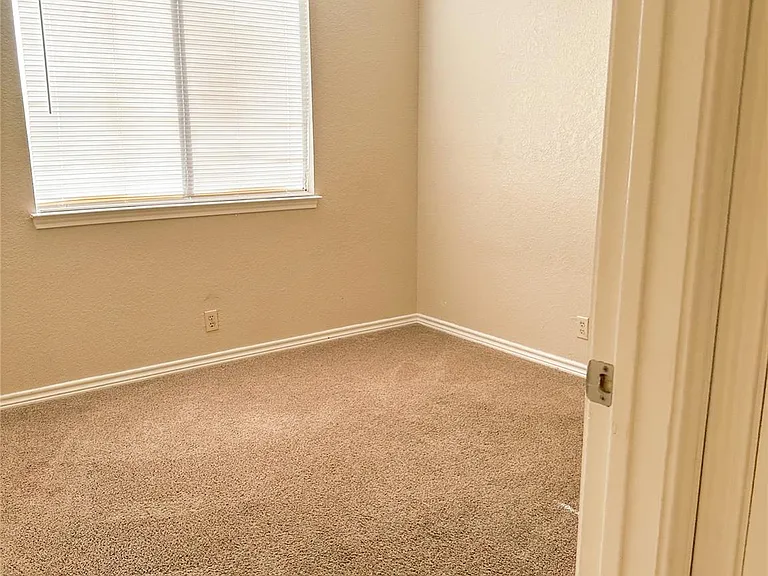 812 Primrose Ln — Photo 10