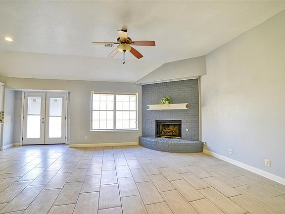 4th image of 923 Castle Rd