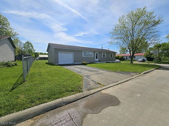 2nd image of 523 E Oak St