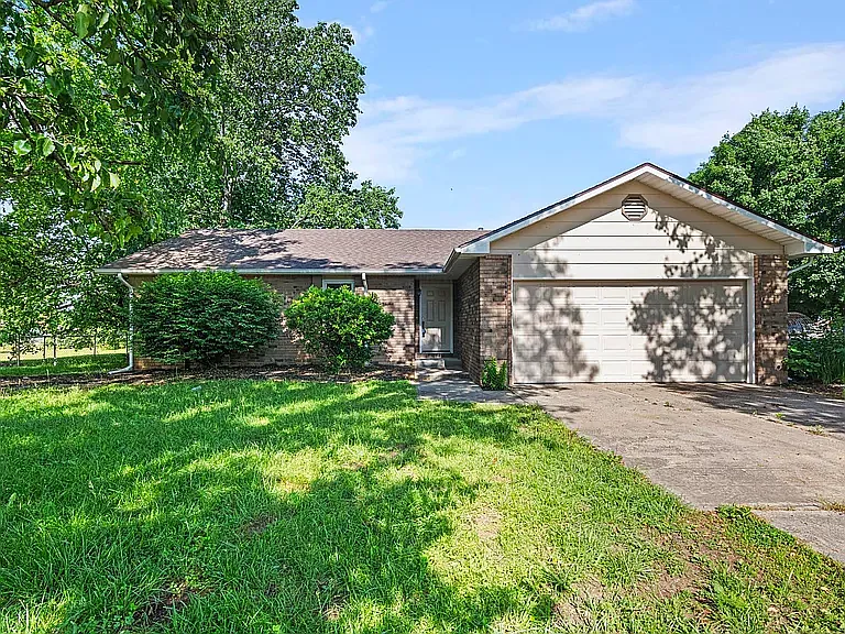 127 Grand Prairie Dr — Photo 1