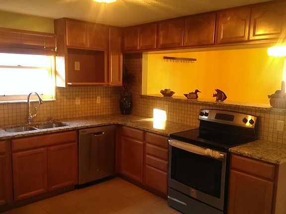 View from Kitchen to Dinning room : 12' x 11'