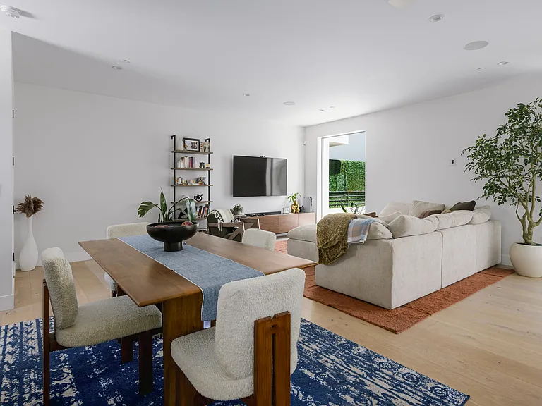 745 N Gramercy Pl — Photo 6
