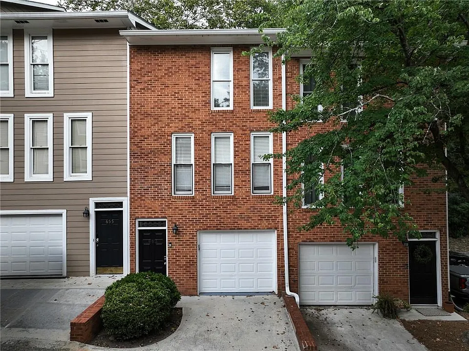 653 Park Village Dr NE