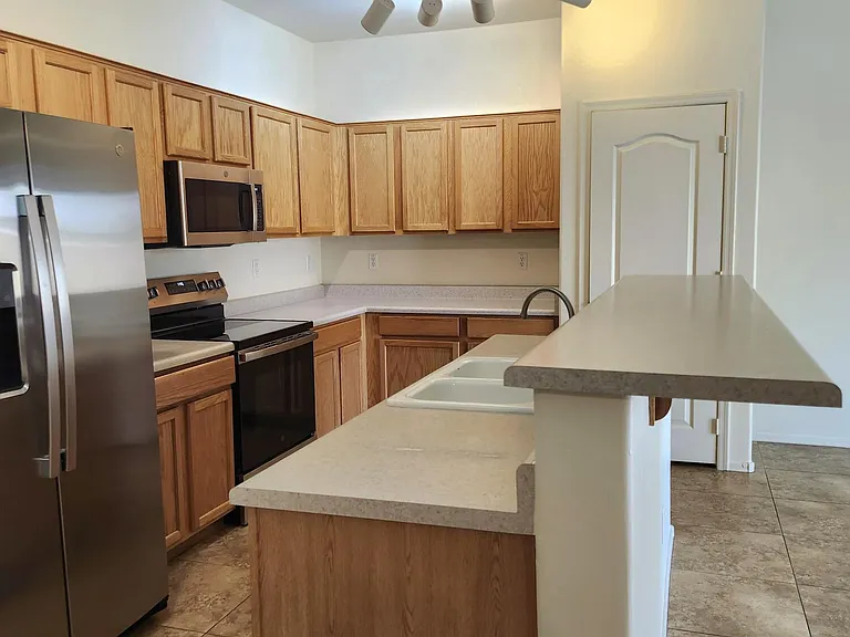 17938 W Port Royale Ln — Photo 7