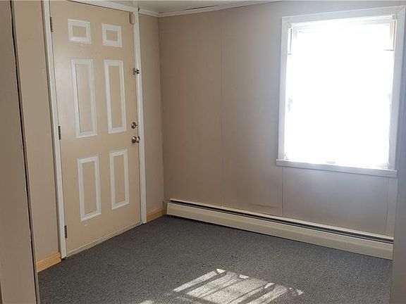 4th image of 558 Tremont St
