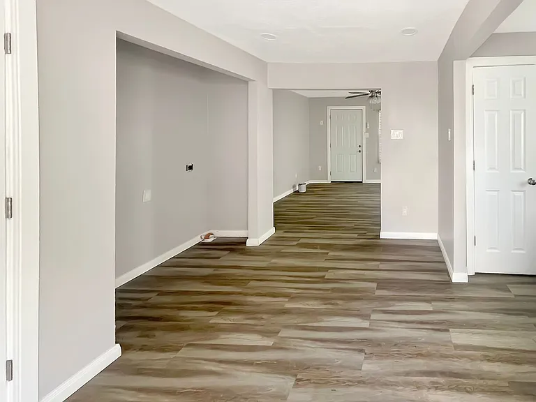 319 N Houston St — Photo 5
