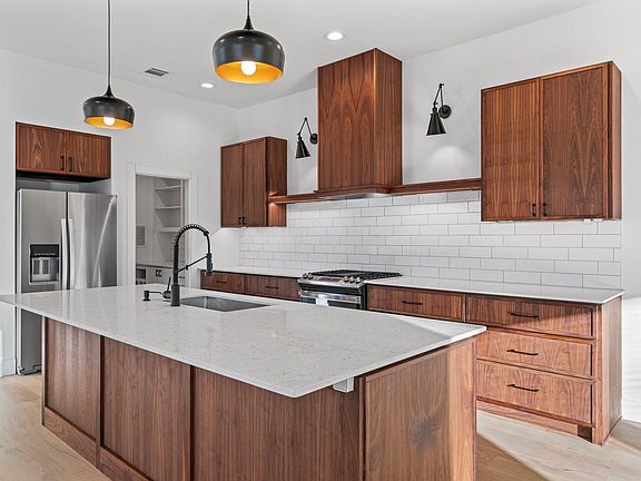 4th image of 3802 Commerce St