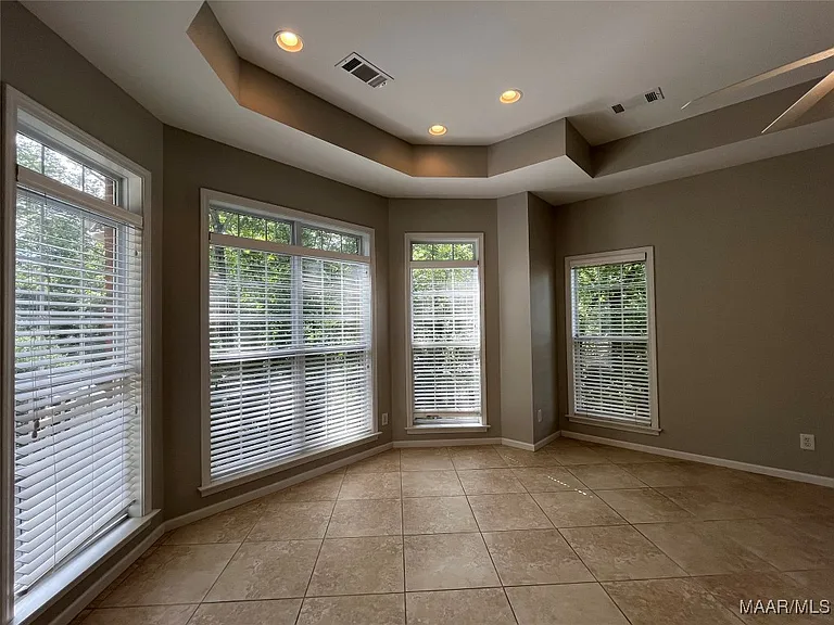 704 Emerald Dr — Photo 15