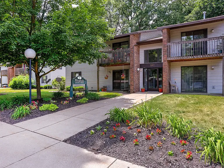 Woodfield & Arlington Apartments — Photo 23